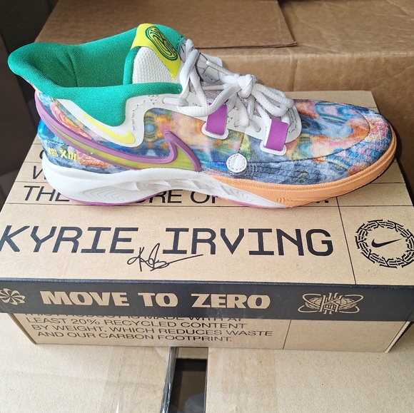 Nike Kyrie 8 GO (GS) Light Bone with yellow strike.  NWB in a youth size 5.5, 6 - Picture 8 of 10